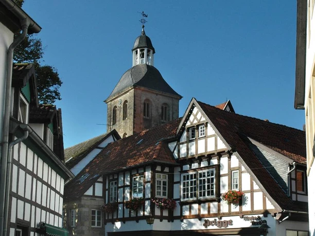 Tecklenburg - Deutschlands nördlichstes Bergstädtchen Fachwerkhäuser mit Blumenschmuck rahmen die St.-Michael-Kirche im bergigen Tecklenburg ein.