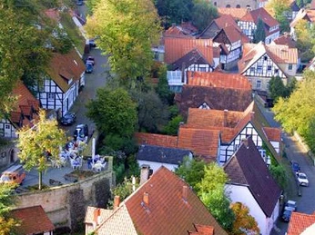 Blick auf die Altstadt von Tecklenburg mit historischen Fachwerkhäusern und umliegender Natur.