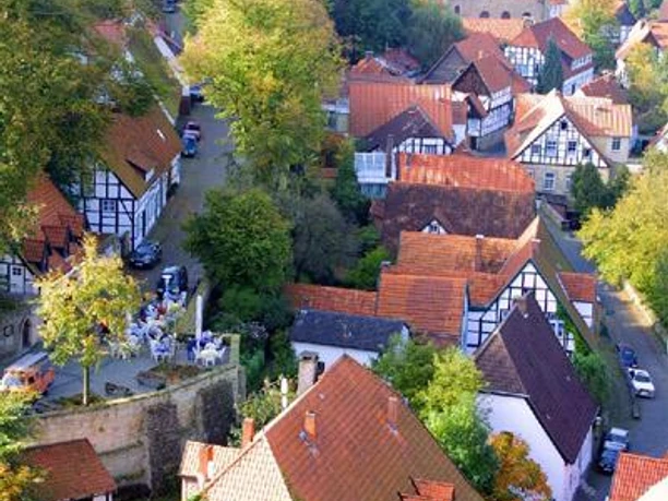 Tecklenburg - Altstadt von Oben Blick auf die Altstadt von Tecklenburg mit historischen Fachwerkhäusern und umliegender Natur.