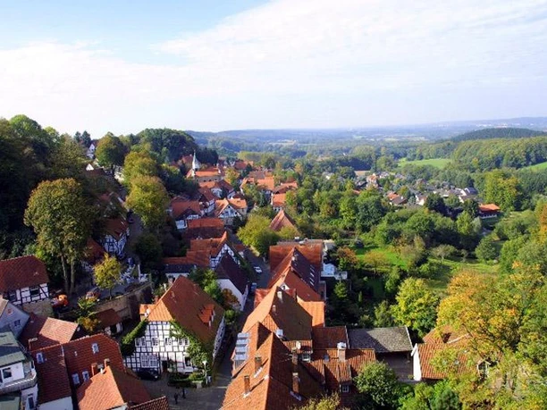 Tecklenburg - Altstadt von Oben Blick auf die historische Altstadt von Tecklenburg, umgeben von grünen Wäldern und hügeliger Landschaft.