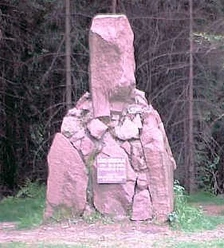 Lönsdenkmal Denkmal aus großen, unbehauenen Steinen, umgeben von Bäumen, gewidmet dem Schriftsteller Hermann Löns.