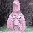 Lönsdenkmal Denkmal aus großen, unbehauenen Steinen, umgeben von Bäumen, gewidmet dem Schriftsteller Hermann Löns.