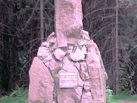 Lönsdenkmal Denkmal aus großen, unbehauenen Steinen, umgeben von Bäumen, gewidmet dem Schriftsteller Hermann Löns.