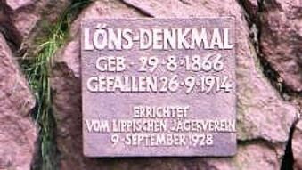 Gedenktafel an einem Lönsdenkmal aus Stein mit Inschrift zu seinem Geburts- und Sterbedatum.