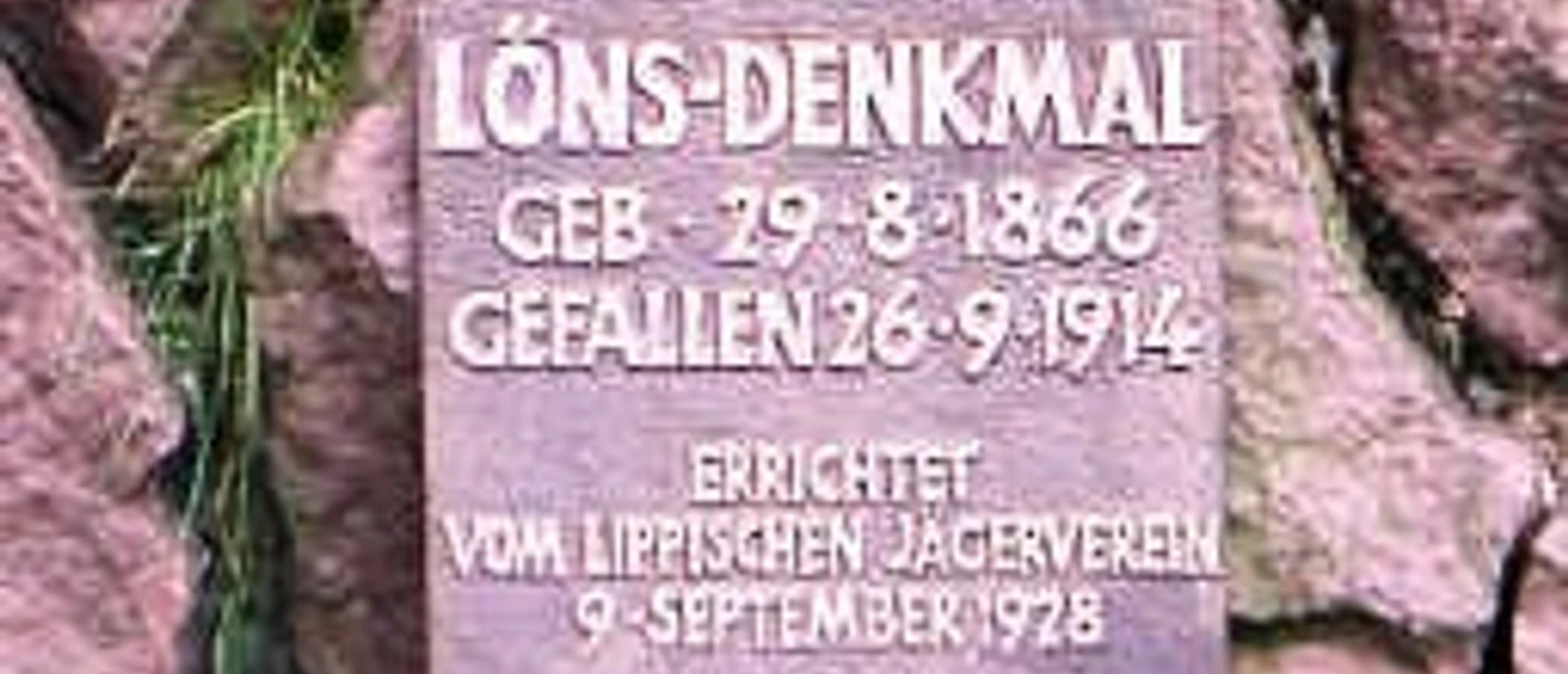 Lönsdenkmal Gedenktafel an einem Lönsdenkmal aus Stein mit Inschrift zu seinem Geburts- und Sterbedatum.