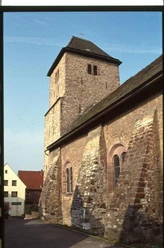 evangelische Kirche Steinbau der evangelischen Kirche mit massiven Stützpfeilern, Turm mit spitzem Dach im Zentrum.