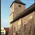 evangelische Kirche Steinbau der evangelischen Kirche mit massiven Stützpfeilern, Turm mit spitzem Dach im Zentrum.
