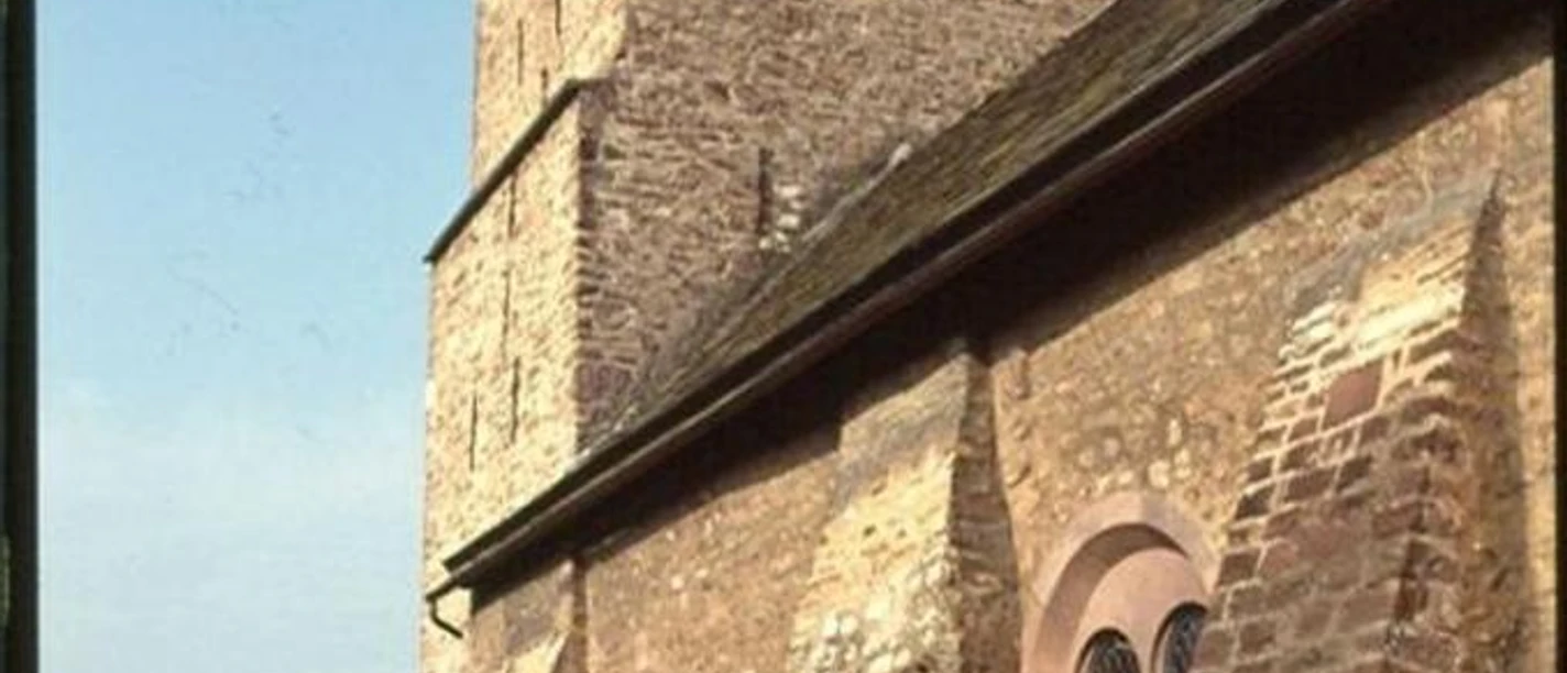 evangelische Kirche Steinbau der evangelischen Kirche mit massiven Stützpfeilern, Turm mit spitzem Dach im Zentrum.