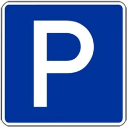 Blaues Verkehrsschild mit weißem "P" kennzeichnet einen Parkplatz am Heideweg, barrierefrei zugänglich.