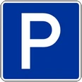 Blaues Verkehrsschild mit weißem "P" kennzeichnet einen Parkplatz am Heideweg, barrierefrei zugänglich.