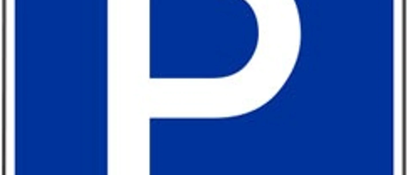 Blaues Verkehrsschild mit weißem "P" kennzeichnet einen Parkplatz am Heideweg, barrierefrei zugänglich.