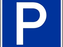 Blaues Verkehrsschild mit weißem "P" kennzeichnet einen Parkplatz am Heideweg, barrierefrei zugänglich.