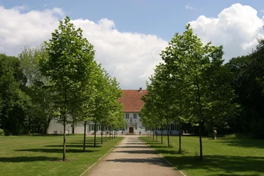 Kloster Bentlage in Rheine Kloster Bentlage in Rheine mit symmetrisch angelegter Allee aus jungen Bäumen vor dem Hauptgebäude.