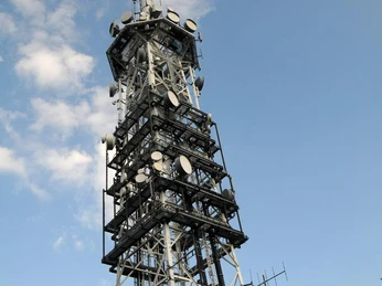 Sender auf dem Eggeberg Funkmast auf Eggeberg erhebt sich gegen blauen Himmel, umgeben von sattem Grün am Fuße des Bauwerks.