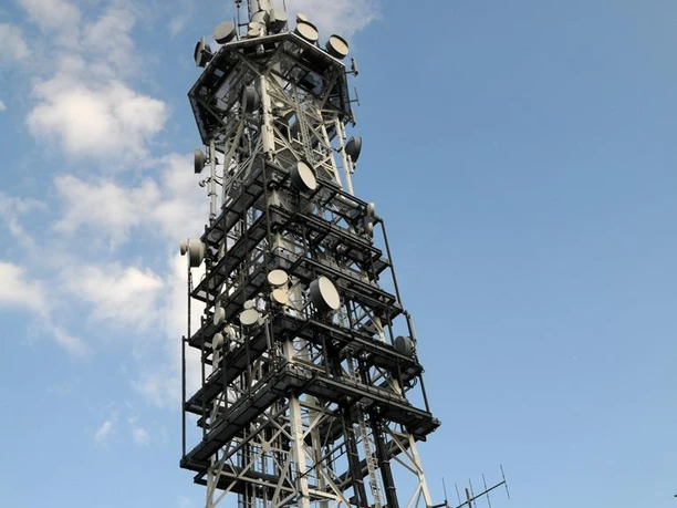 Sender auf dem Eggeberg Funkmast auf Eggeberg erhebt sich gegen blauen Himmel, umgeben von sattem Grün am Fuße des Bauwerks.