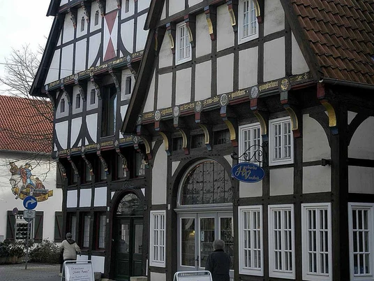Fachwerkhaus mit markanten Holzdetails und verzierten Fassaden aus unterschiedlichen Epochen.