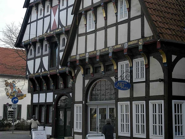 Remensniederhaus Fachwerkhaus mit markanten Holzdetails und verzierten Fassaden aus unterschiedlichen Epochen.
