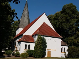 St. Gangolf-Pfarrkirche St. Gangolf-Pfarrkirche im Sonnenlicht, umgeben von Bäumen, mit markantem spitzen Kirchturm.