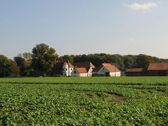 Haus Kilver Haus Kilver steht inmitten von weiten Feldern, umgeben von Bäumen und eingebettet in ländlicher Umgebung.