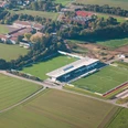 Häcker Wiehenstadion Luftaufnahme des Häcker Wiehenstadions, umgeben von Feldern und Gebäuden in einer ländlichen Umgebung.