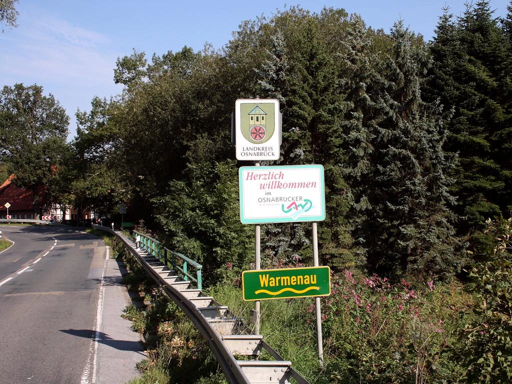 Landesgrenze Warmenau Straßenschild an der Grenze zwischen Niedersachsen und Nordrhein-Westfalen bei Warmenau, umgeben von Bäumen.