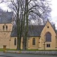 Historische Marienkirche Wallenbrück mit gelblicher Fassade, gotischen Fenstern und angrenzendem Turm.