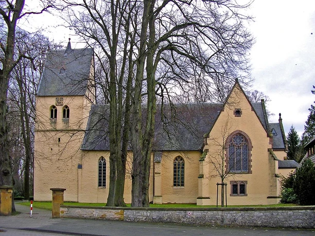Marienkirche Wallenbrück Historische Marienkirche Wallenbrück mit gelblicher Fassade, gotischen Fenstern und angrenzendem Turm.