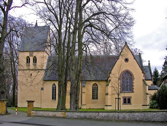 Marienkirche Wallenbrück Historische Marienkirche Wallenbrück mit gelblicher Fassade, gotischen Fenstern und angrenzendem Turm.