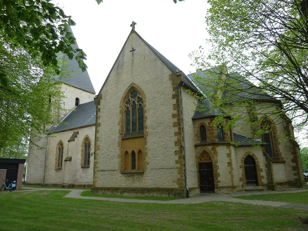 St.-Martins-Kirche St.-Martins-Kirche mit gotischem Spitzfenster, umgeben von grünem Laub und einem gepflegten Rasen.