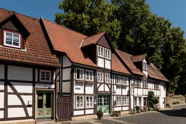 Vordere Straße Lügde Fachwerkhäuser mit roten Ziegeldächern reihen sich entlang einer gepflasterten Straße in Lügde.