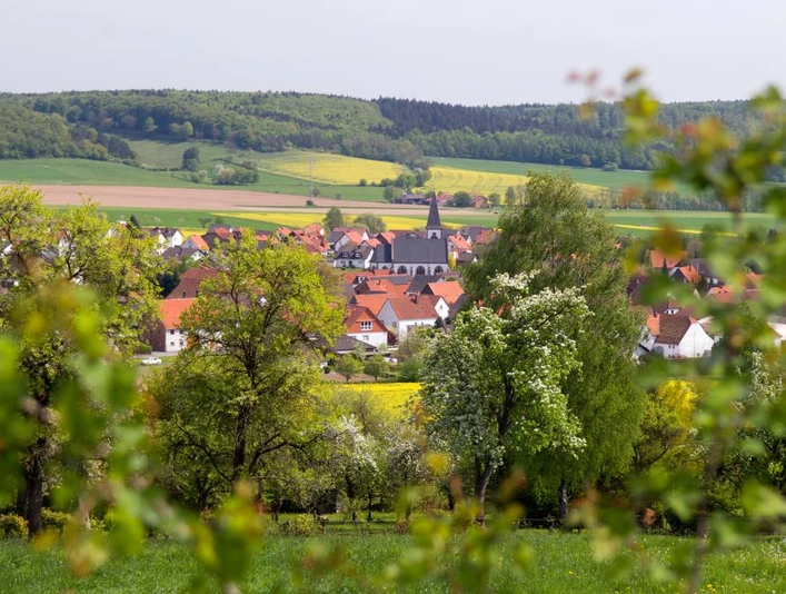 Blick von weiter weg auf Alhausen.