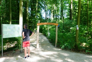 Eingangsportal des Waldsportpfads Fischteiche Das Eingangsportal des Waldsportpfads Fischteiche begrüßt Besucher mit einem Kartenplan der Strecke.