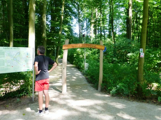 Eingangsportal des Waldsportpfads Fischteiche Das Eingangsportal des Waldsportpfads Fischteiche begrüßt Besucher mit einem Kartenplan der Strecke.