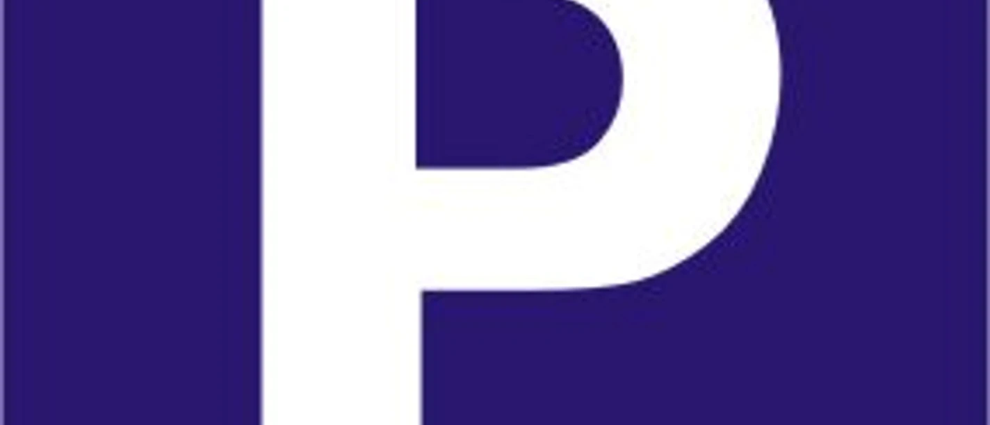 Parken in Warburg Symbol für einen Parkplatz auf blauen Hintergrund. Weißes "P" steht für Parkmöglichkeiten.