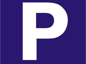 Parken in Warburg Symbol für einen Parkplatz auf blauen Hintergrund. Weißes "P" steht für Parkmöglichkeiten.