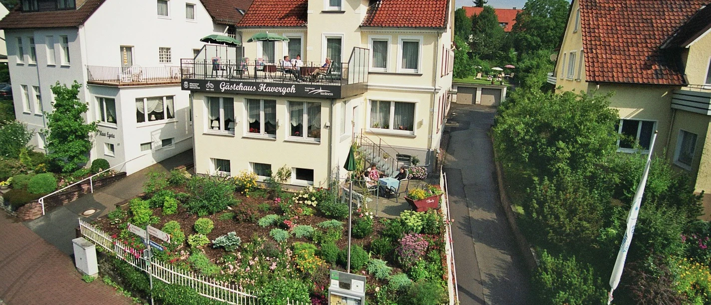 Gästehaus Havergoh Gästehaus Havergoh mit gepflegtem Garten und Balkon, umgeben von weiteren Wohnhäusern.