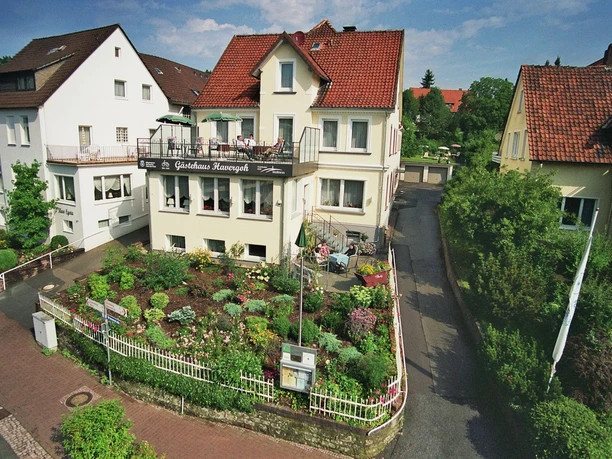 Gästehaus Havergoh Gästehaus Havergoh mit gepflegtem Garten und Balkon, umgeben von weiteren Wohnhäusern.