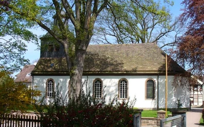 kirche_boffzen kleine weiße Kirche mit Sandsteineindeckung