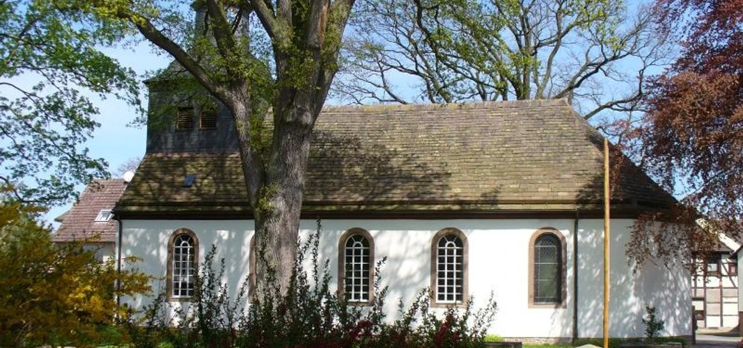 kirche_boffzen kleine weiße Kirche mit Sandsteineindeckung