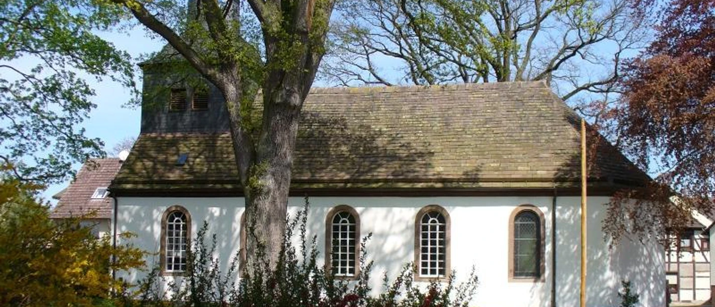 kirche_boffzen kleine weiße Kirche mit Sandsteineindeckung