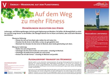 VitalWanderWelt Wanderung auf dem Planetenweg - Auf dem Weg zu mehr Fitness Wanderer beim Dehnen auf dem Planetenweg, umgeben von grüner Natur und informativen Tafeln.