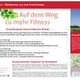 VitalWanderWelt Wanderung auf dem Planetenweg - Auf dem Weg zu mehr Fitness Wanderer beim Dehnen auf dem Planetenweg, umgeben von grüner Natur und informativen Tafeln.