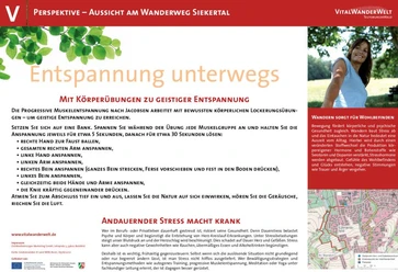 VitalWanderWelt Aussicht am Wanderweg Siekertal - Entspannung unterwegs Aussichtsplattform im Siekertal, umgeben von grünem Wald und Lehrtafel für Wohlbefinden beim Wandern.