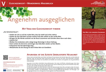 VitalWanderWelt Wanderweg Maßbruch - Angenehm ausgeglichen Plakat des VitalWanderWelt Wanderweges Maßbruch, mit Yoga-Übungen zur Förderung des Gleichgewichts.