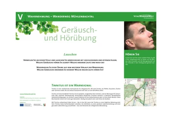 VitalWanderWelt Wanderweg Mühlenbachtal - Lauschen Ein junger Mann lauscht in grüner Naturumgebung, während Text Informationen zu Geräuschübungen gibt.