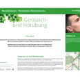 VitalWanderWelt Wanderweg Mühlenbachtal - Lauschen Ein junger Mann lauscht in grüner Naturumgebung, während Text Informationen zu Geräuschübungen gibt.