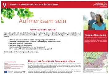 VitalWanderWelt Wanderung auf dem Planetenweg - Aufmerksam sein Wanderweg-Infotafel über Atemübungen und Energie auf dem Planetenweg bei Lippstadt im Sommer.