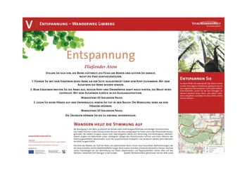 VitalWanderWelt Wanderweg Limberg - Fließender Atem Ruhiger Wanderweg mit Hinweisschildern zur Entspannung und Atemübungen in einer grünen Umgebung.