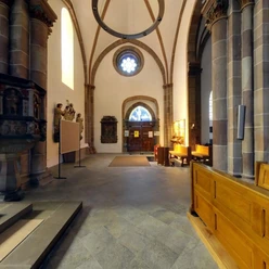 Neustadtkirche Innenraum der Neustadtkirche mit beeindruckenden Säulen, hellem Gewölbe und kunstvollen Fenstern.