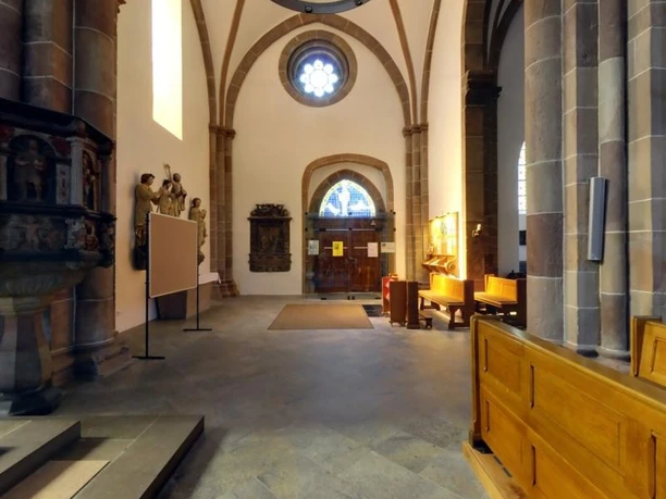 Neustadtkirche Innenraum der Neustadtkirche mit beeindruckenden Säulen, hellem Gewölbe und kunstvollen Fenstern.